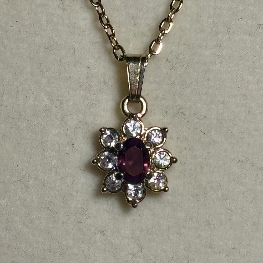 Vintage Purple Flower Pendant Necklace – Gold Tone Daisy Charm 1980s-1990s